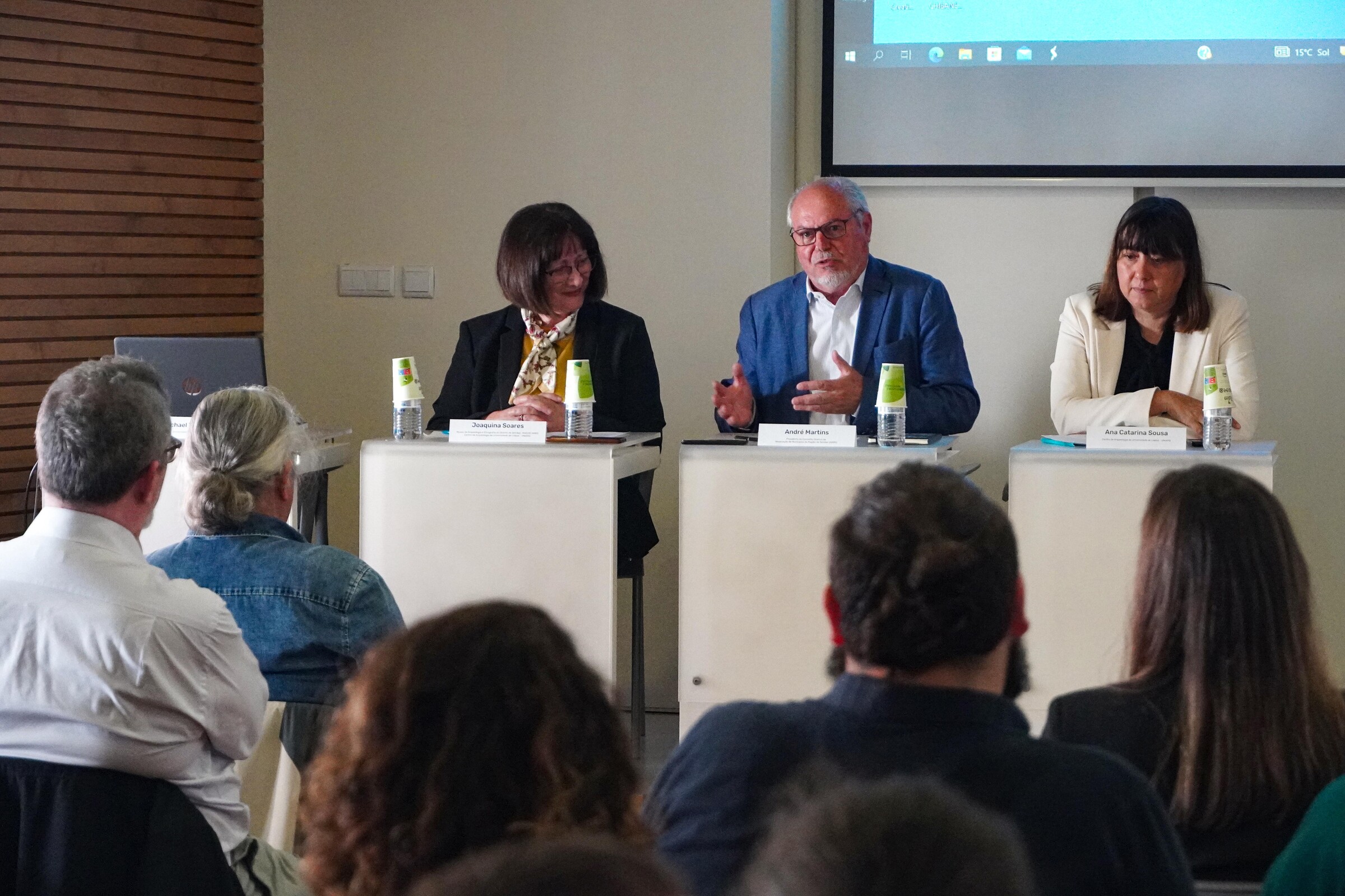 Sessão de abertura com André Martins (Presidente da AMRS), Joaquina Soares (MAEDS/AMRS) e Ana Cat...