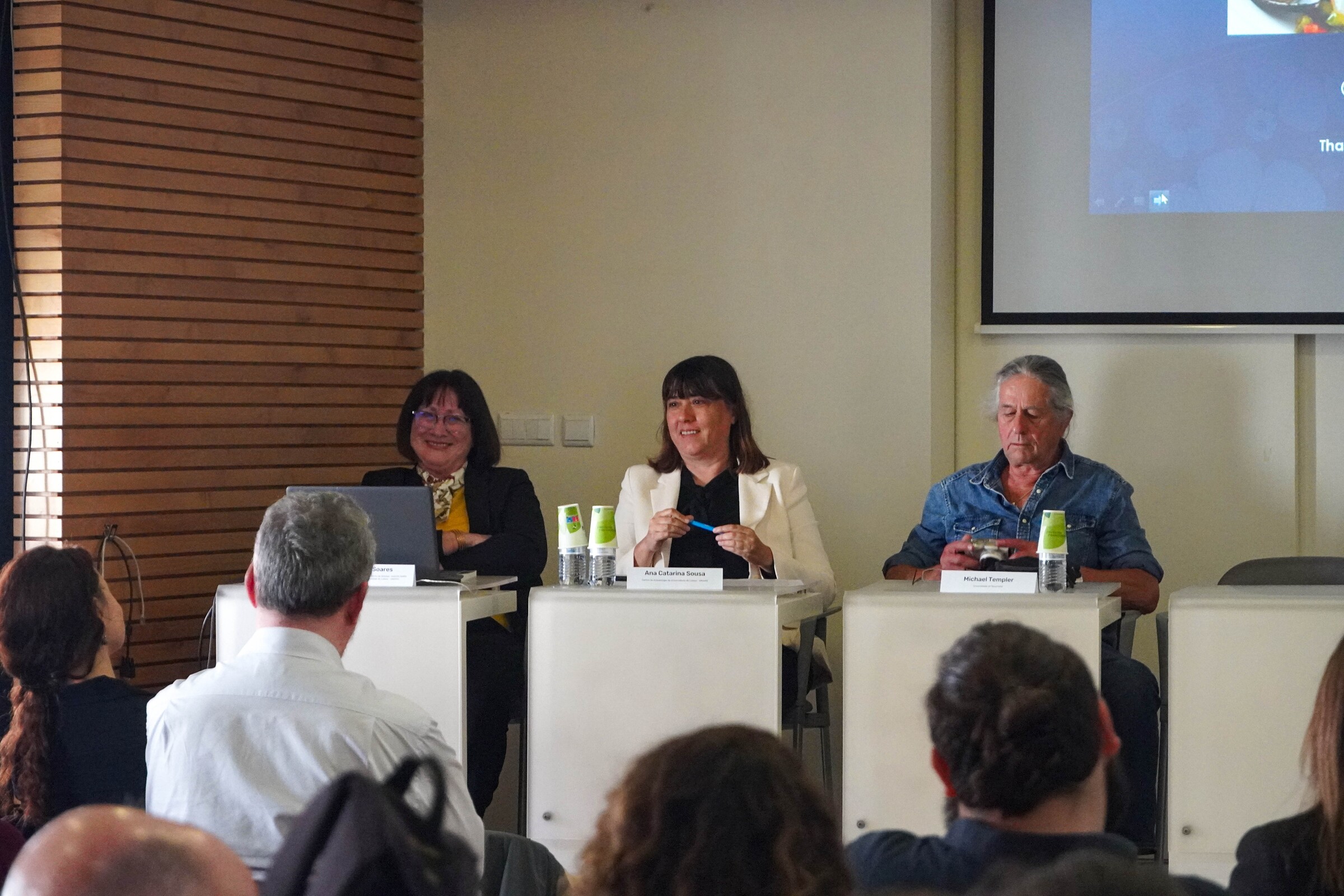 Os conferencistas Joaquina Soares (MAEDS/AMRS e UNIARQ) e Michael Templer (Universidade de Neucha...