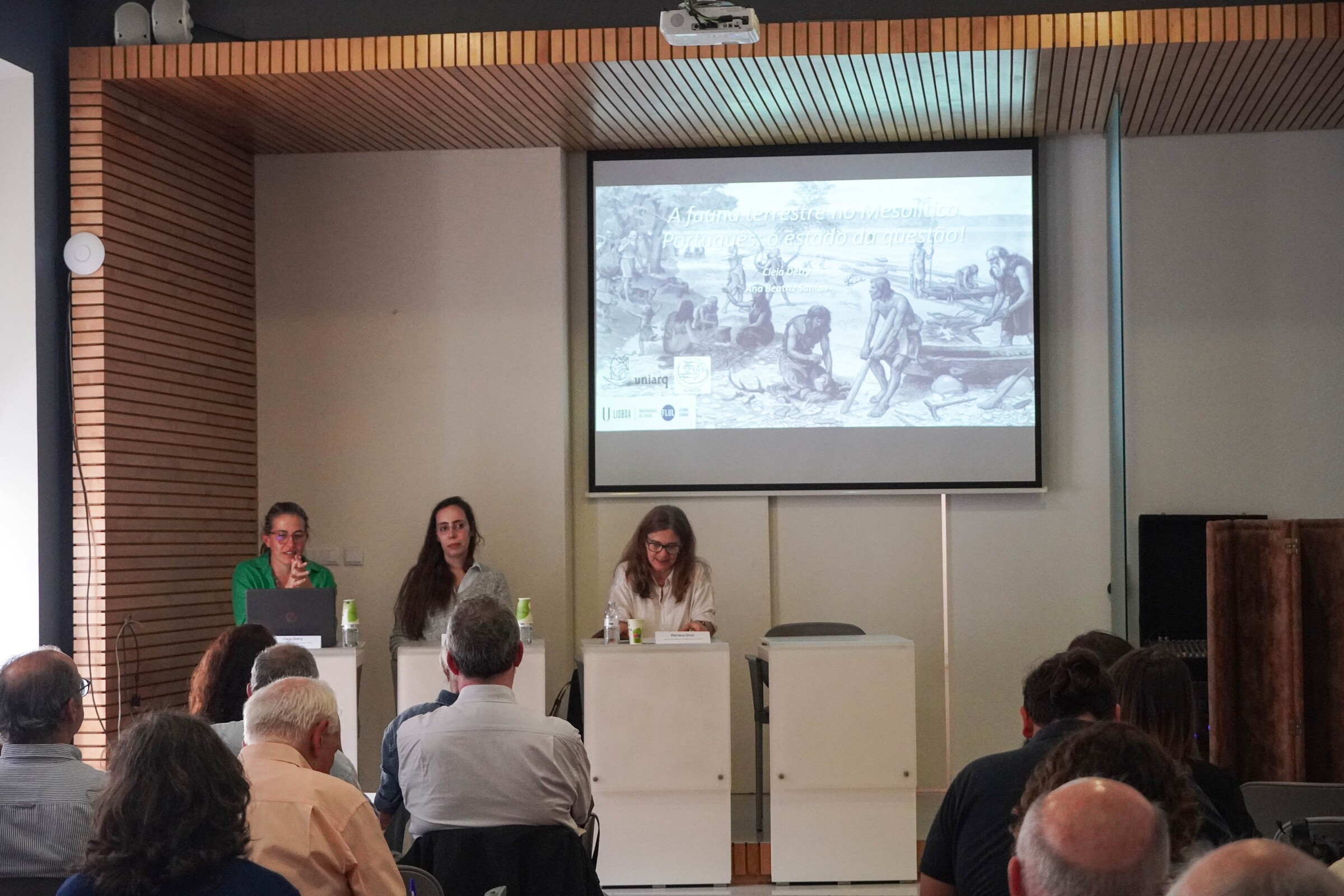 As conferencistas Cleia Detry e Ana Beatriz Santos (UNIARQ). Sessão moderada por Mariana Diniz (U...