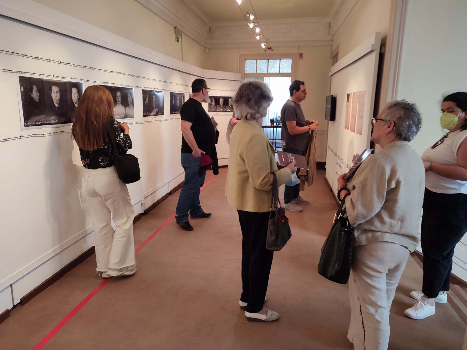 Revisitação da exposição “Um mundo a preto e branco. Meio século de opressão e sombras”, de Rosa ...
