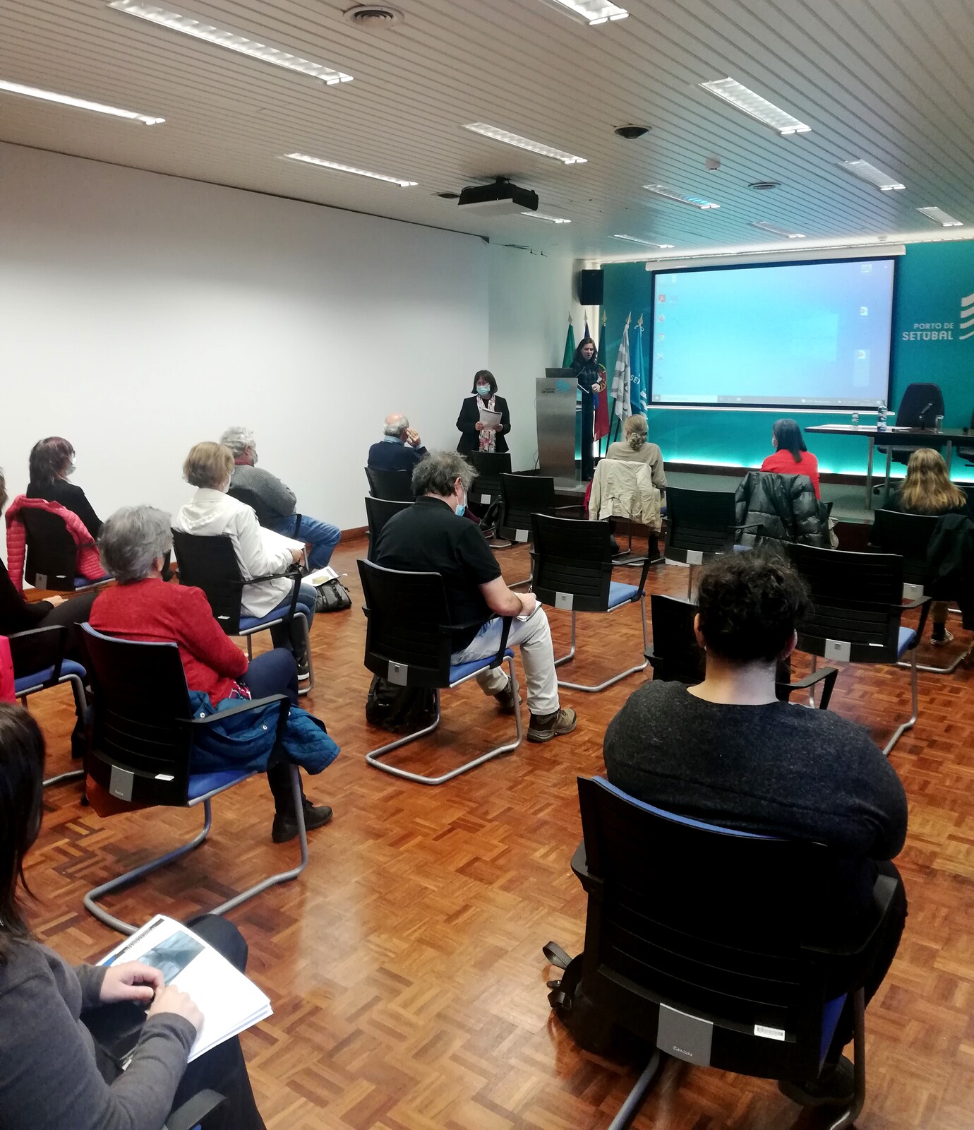 Debate sobre os assuntos abordados nas conferências.