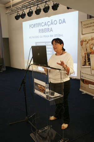 Comunicação pela Doutora Joaquina Soares (MAEDS), de colaboração com Dra. Teresa Rita Pereira, Dr...