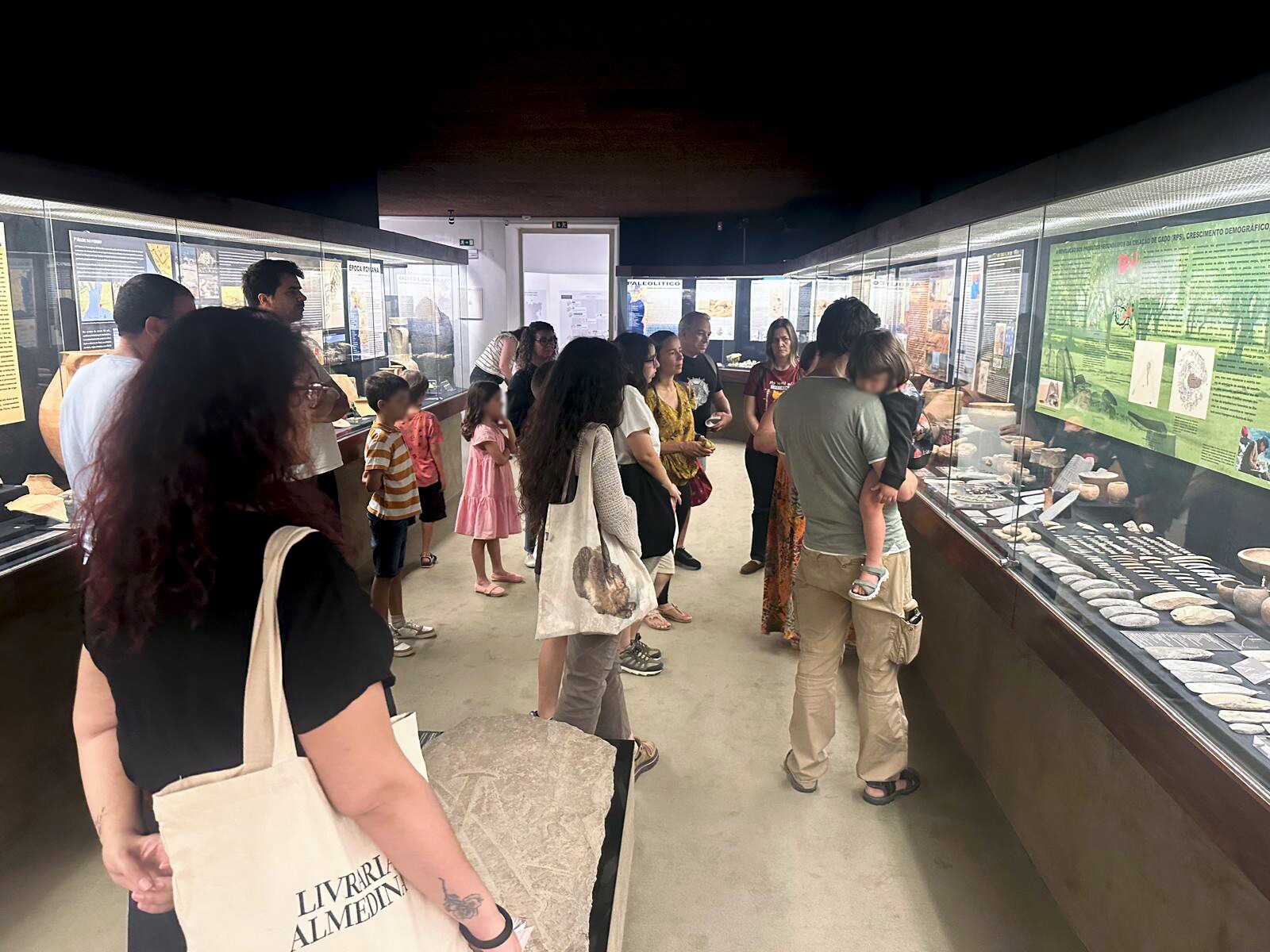 MAEDS celebrou as Jornadas Europeias de Arqueologia 2025 com oficina de gravação em placas de xisto