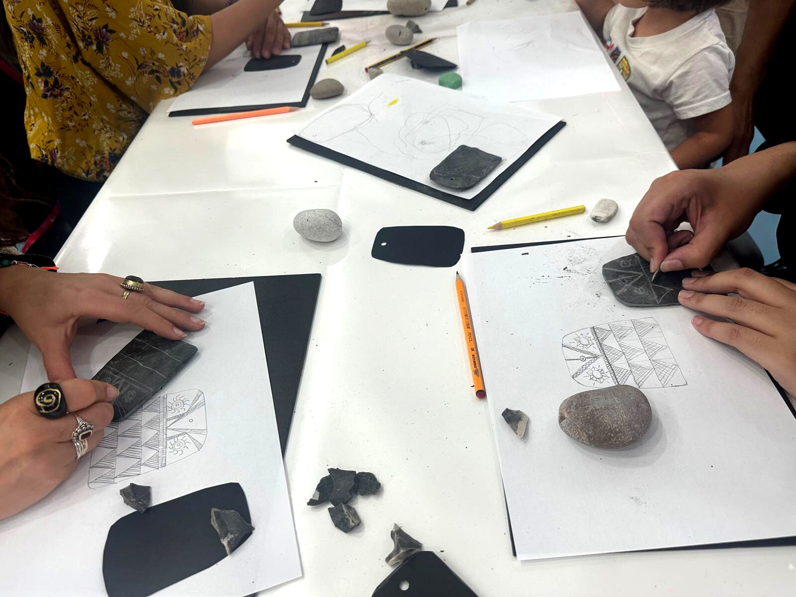 MAEDS celebrou as Jornadas Europeias de Arqueologia 2025 com oficina de gravação em placas de xisto