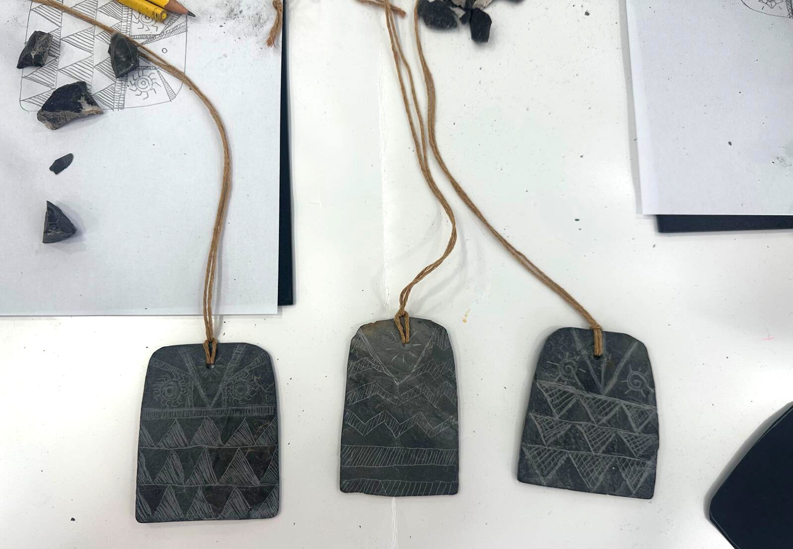 MAEDS celebrou as Jornadas Europeias de Arqueologia 2025 com oficina de gravação em placas de xisto