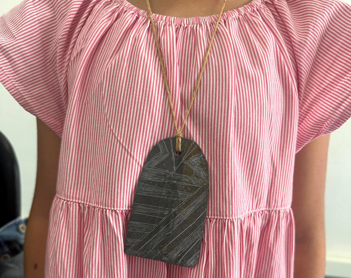 MAEDS celebrou as Jornadas Europeias de Arqueologia 2025 com oficina de gravação em placas de xisto