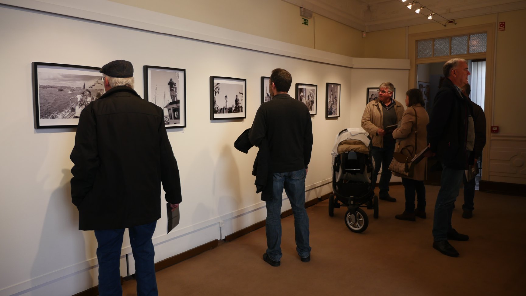 Reportagem da inauguração da exposição "Festas de Nossa Senhora da Tróia" de Renato Monteiro