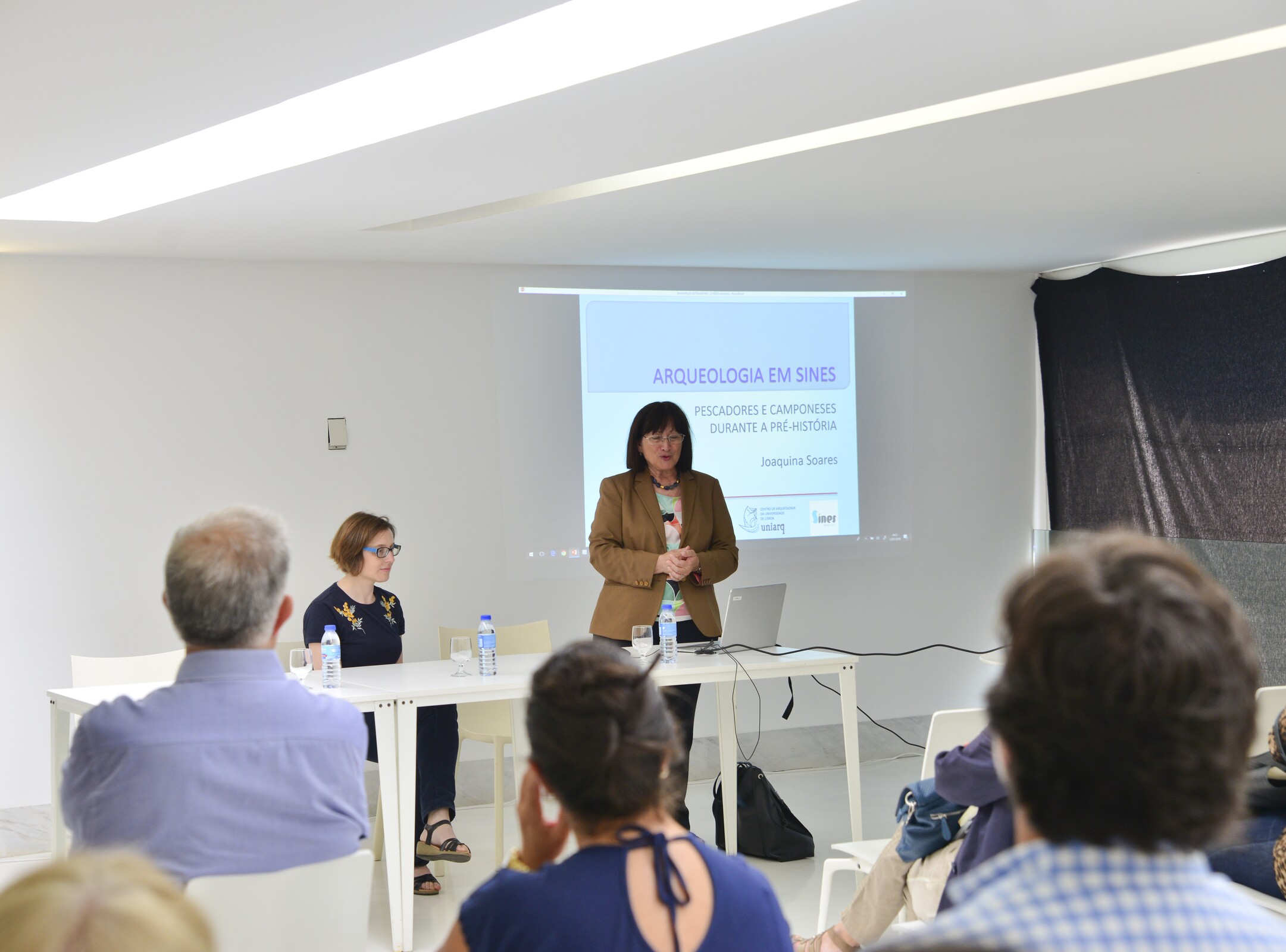 Reportagem fotográfica da conferência da Doutora Joaquina Soares no Curso de História Local de Sines